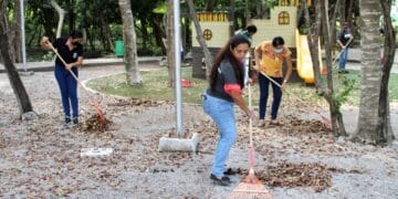 Embellecen funcionarios de Puerto Morelos la imagen urbana del Parque Punta Corcho