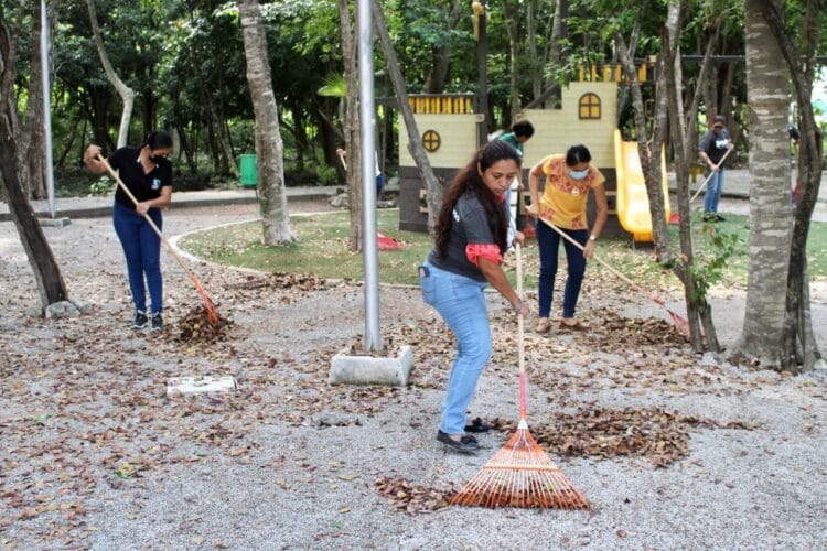Embellecen funcionarios de Puerto Morelos la imagen urbana del Parque Punta Corcho