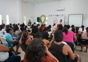 Imparten conferencia para detección oportuna del cáncer infantil en el Centro Comunitario de Isla Mujeres