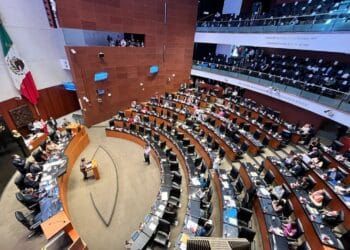 Mantienen figuras de Morena y el PAN debate sobre Fuerzas Armadas