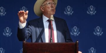 Se reúne Ken Salazar con AMLO en el Palacio Nacional