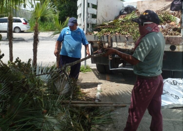 Refuerza Servicios Públicos de Puerto Morelos acciones de limpieza de alcantarillas