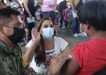 Mara Lezama supervisa vacunación a menores de edad en Chetumal