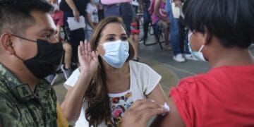 Mara Lezama supervisa vacunación a menores de edad en Chetumal