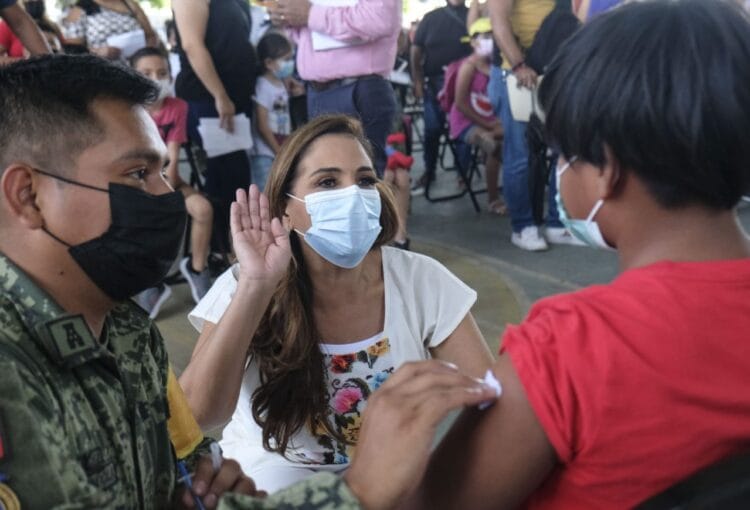 Mara Lezama supervisa vacunación a menores de edad en Chetumal