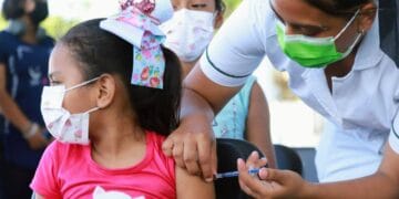 Fomentan vacunación de niñas y niños en Cancún