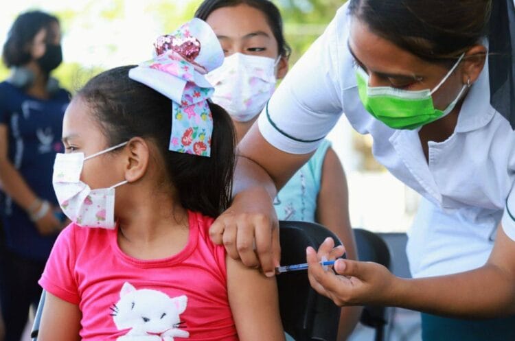 Fomentan vacunación de niñas y niños en Cancún