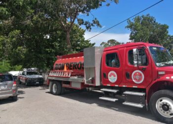Atiende Bomberos de Cancún reporte de abejas en escuela