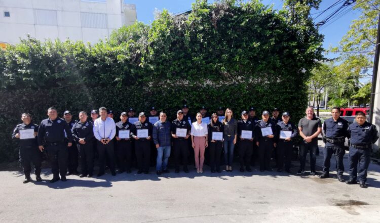 Reconocen empresarios trabajo de policías en Cancún