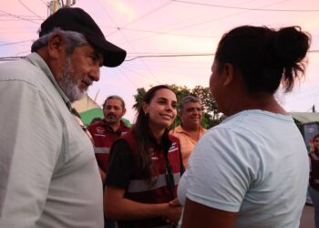 Dialoga Ana Patricia Peralta con tianguistas