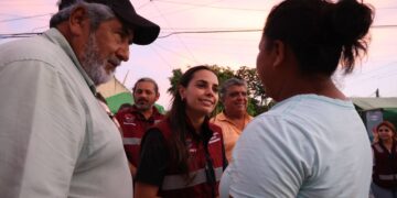 Dialoga Ana Patricia Peralta con tianguistas