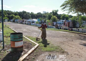 Realizan trabajos de limpieza en panteones municipales y Parque Funerario de Cancún