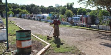 Realizan trabajos de limpieza en panteones municipales y Parque Funerario de Cancún