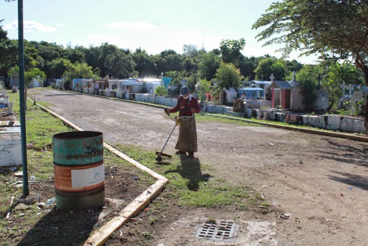 Realizan trabajos de limpieza en panteones municipales y Parque Funerario de Cancún