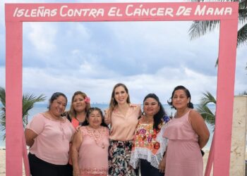 Acompañada de mujeres isleñas, encabeza Atenea Gómez Ricalde el Desayuno del Tacón Rosa