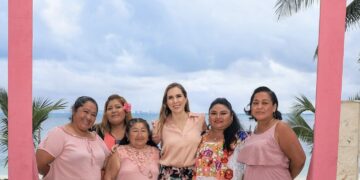 Acompañada de mujeres isleñas, encabeza Atenea Gómez Ricalde el Desayuno del Tacón Rosa