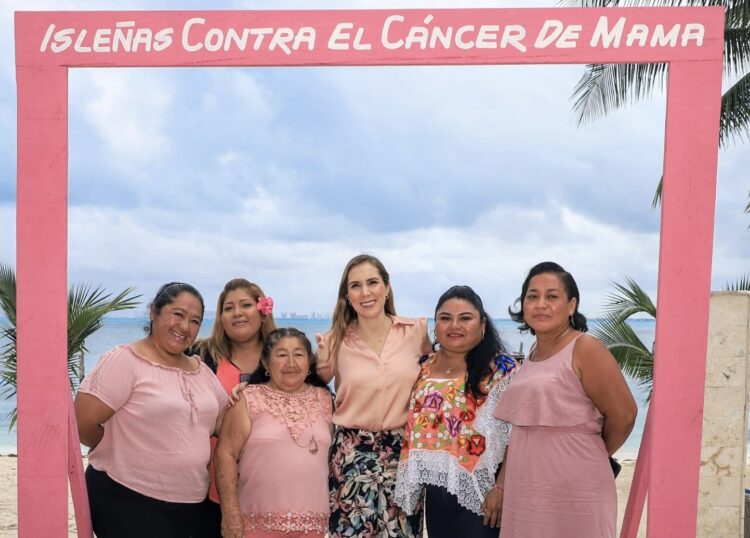 Acompañada de mujeres isleñas, encabeza Atenea Gómez Ricalde el Desayuno del Tacón Rosa