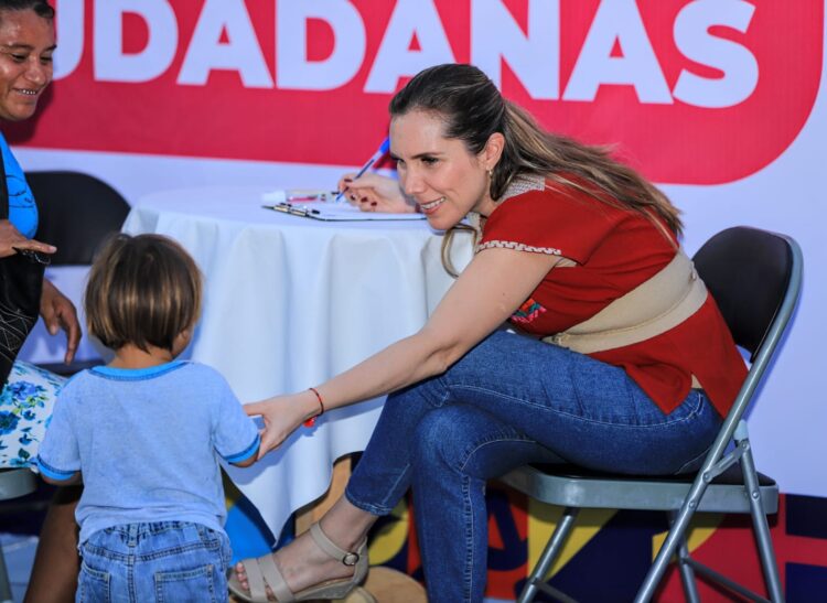 Escucha Atenea Gómez a la ciudadanía y gestiona apoyos para quieres más lo necesitan