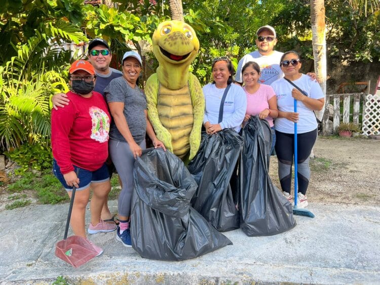 Llega Limpiatón a la colonia Meteorológico de Isla Mujeres