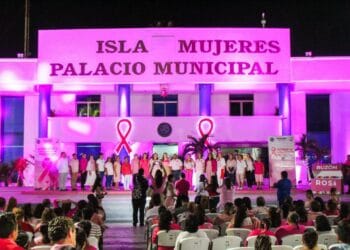 Enciende Atenea Gómez las luces rosas del palacio municipal de Isla Mujeres