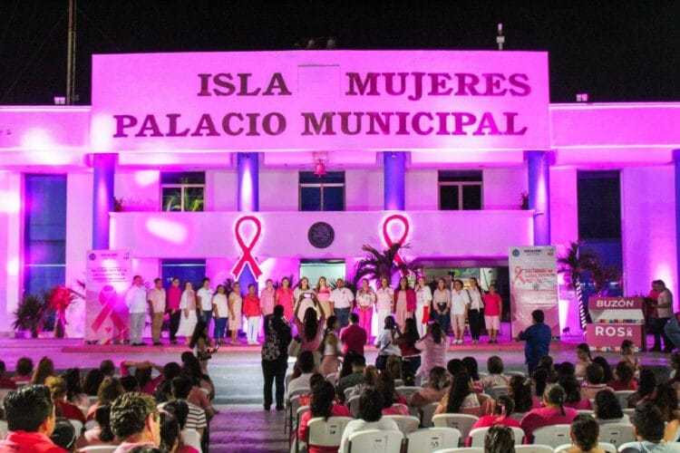Enciende Atenea Gómez las luces rosas del palacio municipal de Isla Mujeres