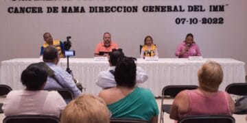 Imparten en Puerto Morelos conferencia sobre prevención y detección del cáncer de mama