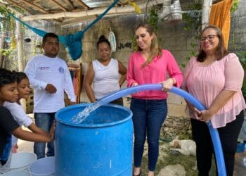 Pone Atenea Gómez en marcha el programa “Agua para ti” en Zona Continental