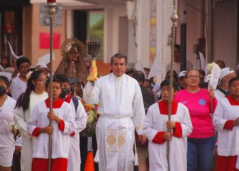 Celebran la tradicional procesión marítima en honor a la Virgen de la Caridad del Cobre en Isla Mujeres