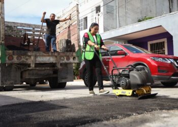 Realiza Blanca Merari recorrido de supervisión de trabajos de bacheo en la colonia Pescadores