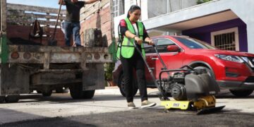 Realiza Blanca Merari recorrido de supervisión de trabajos de bacheo en la colonia Pescadores