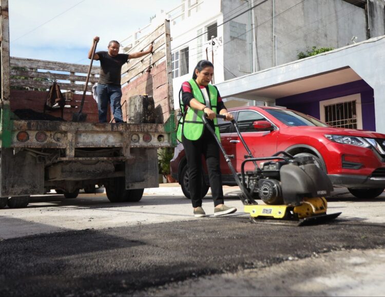 Realiza Blanca Merari recorrido de supervisión de trabajos de bacheo en la colonia Pescadores