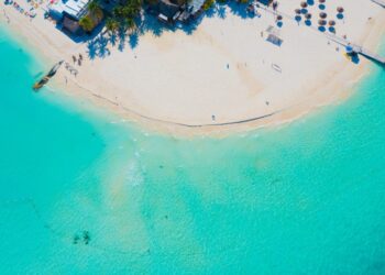 Reciben Playa Centro y Playa Norte certificación Platino