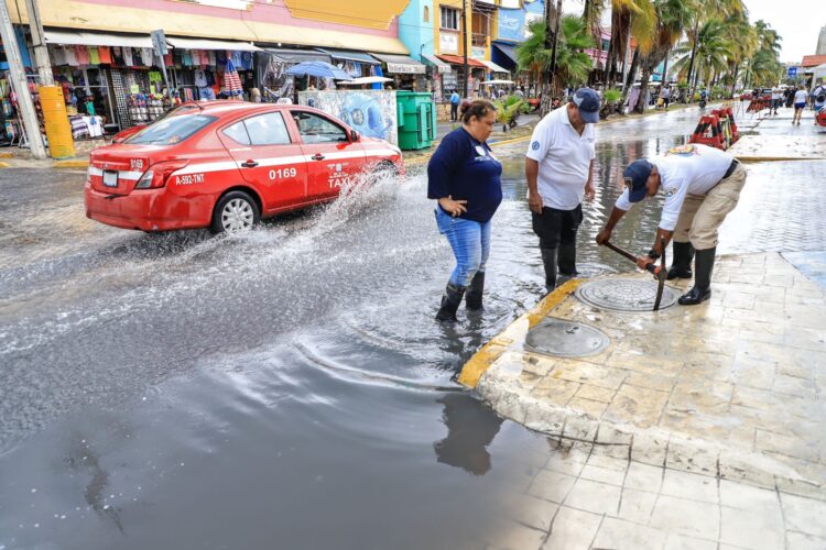 Se refuerzan trabajos de limpieza en Isla Mujeres derivado de las lluvias