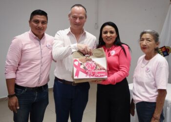 Entrega Blanca Merari al CRIT Quintana Roo donación de cabello para pelucas oncológicas