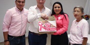Entrega Blanca Merari al CRIT Quintana Roo donación de cabello para pelucas oncológicas