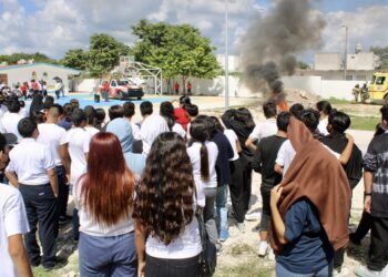 Realizan Bomberos de Puerto Morelos simulacro de incendio en escuela secundaria