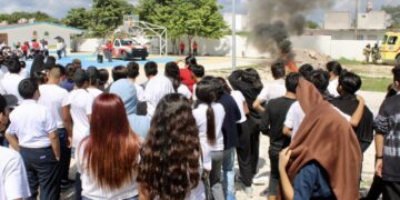 Realizan Bomberos de Puerto Morelos simulacro de incendio en escuela secundaria
