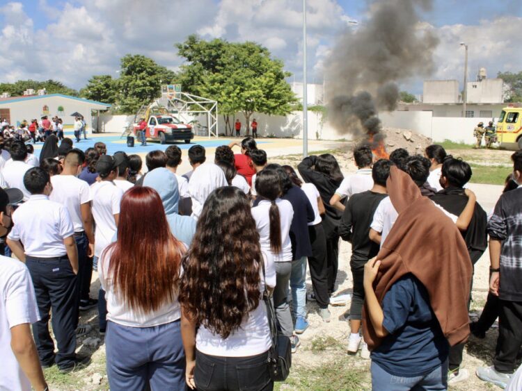 Realizan Bomberos de Puerto Morelos simulacro de incendio en escuela secundaria