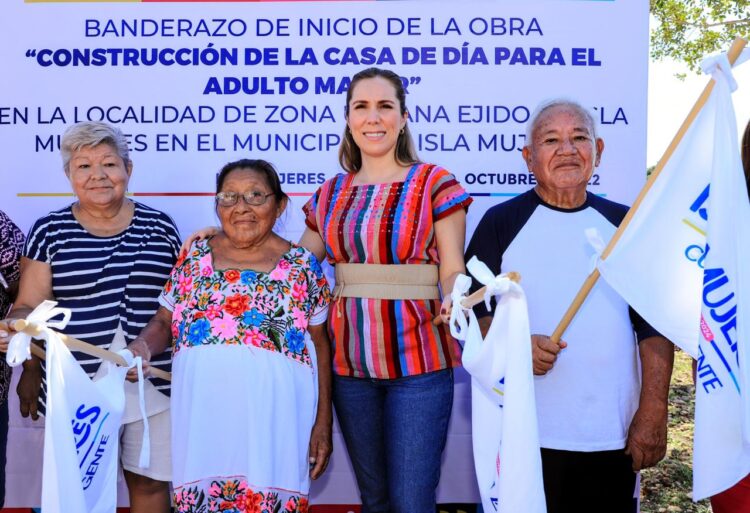 Da Atenea Gómez banderazo de construcción de la “Casa de Día del Adulto Mayor” en zona continental