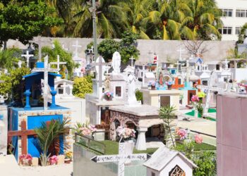 Invita Atenea Gómez a visitar cementerios y conservar tradiciones mexicanas en celebración del Día de Muertos