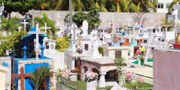 Invita Atenea Gómez a visitar cementerios y conservar tradiciones mexicanas en celebración del Día de Muertos