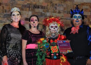 Disfruta la comunidad de Isla Mujeres y turistas de la “Noche de Muertos”