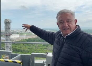 Desde refinería de Dos Bocas, llama AMLO a los mexicanos a "no achicarse"
