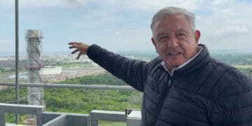 Desde refinería de Dos Bocas, llama AMLO a los mexicanos a "no achicarse"