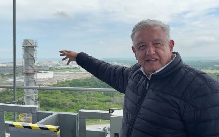 Desde refinería de Dos Bocas, llama AMLO a los mexicanos a "no achicarse"