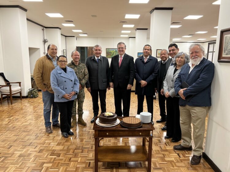 Festejan gabinete y AMLO el cumpleaños de Marcelo Ebrard