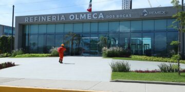 Con dos nuevas refinerías podría reducirse el precio de gasolinas, asegura AMLO