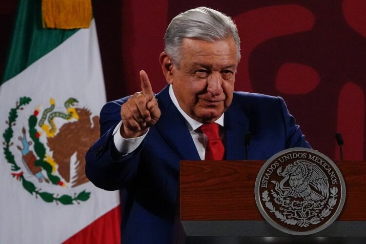 Descarta AMLO que pueda surgir un candidato presidencial del Ejército