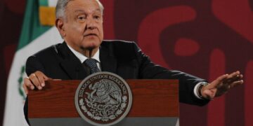 Defiende AMLO desempeño de Alejandro Encinas en caso Ayotzinapa