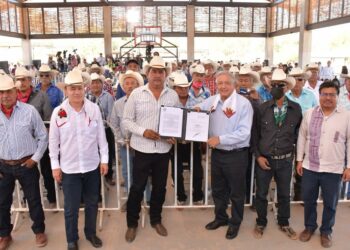 AMLO firma decreto para restituir tierras a la etnia yaqui
